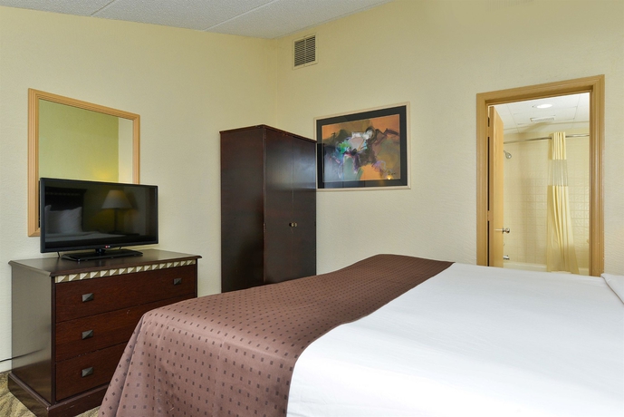 Imagen de la habitación del Hotel Clarion Pointe Tampa East Near Fairgrounds and Casino. Foto 7