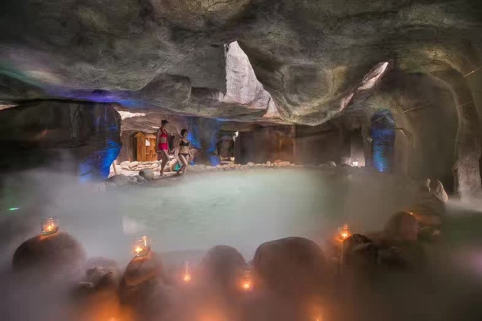 Imagen de la piscina del Hotel Clarion Resort Leishan Hot Spring Resort. Foto 14