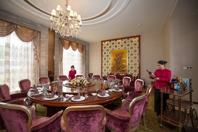 Imagen del bar/restaurante del Hotel Clarion Resort Leishan Hot Spring Resort. Foto 4