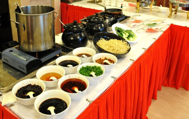 Imagen del bar/restaurante del Hotel Clarion Resort Leishan Hot Spring Resort. Foto 7