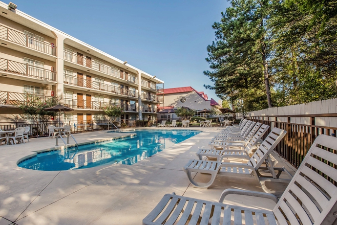 Imagen de la piscina del Hotel Clarion Suites, Augusta. Foto 16