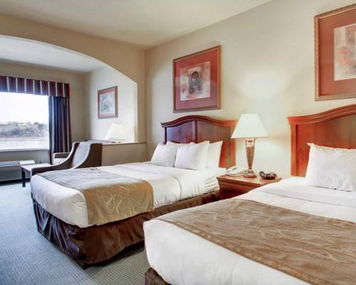 Imagen de la habitación del Hotel Clarion Suites. Foto 3