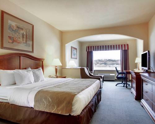 Imagen de la habitación del Hotel Clarion Suites. Foto 7