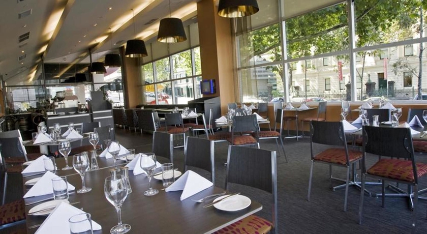 Imagen del bar/restaurante del Hotel Clarion Suites Gateway. Foto 6