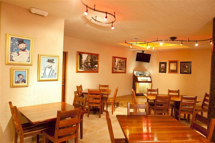 Imagen del bar/restaurante del Hotel Clarion Suites Roatan At Pineapple Villas. Foto 2