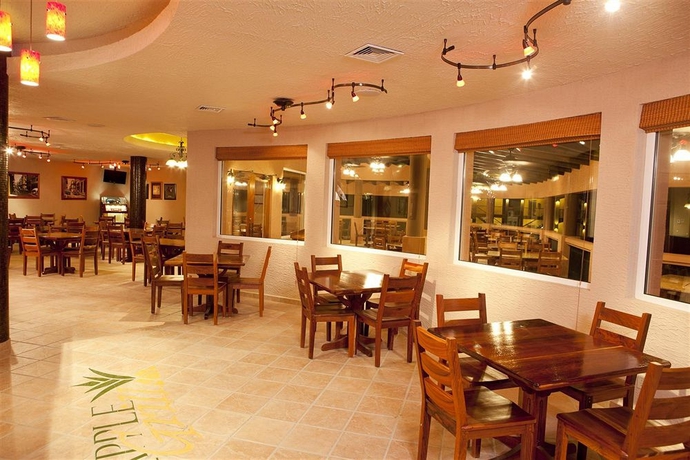 Imagen del bar/restaurante del Hotel Clarion Suites Roatan At Pineapple Villas. Foto 3