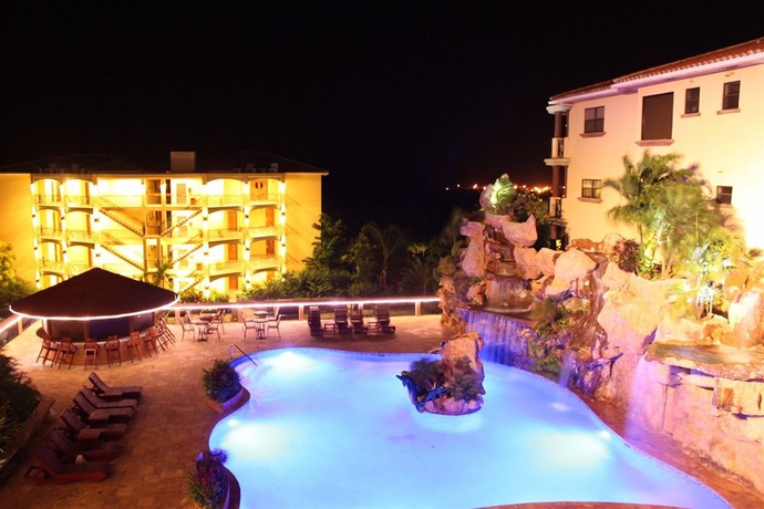 Imagen de la piscina del Hotel Clarion Suites Roatan At Pineapple Villas. Foto 11