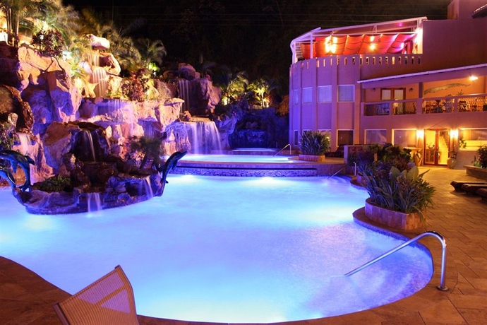 Imagen de la piscina del Hotel Clarion Suites Roatan At Pineapple Villas. Foto 12