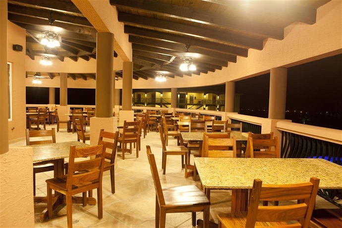 Imagen del bar/restaurante del Hotel Clarion Suites Roatan At Pineapple Villas. Foto 4