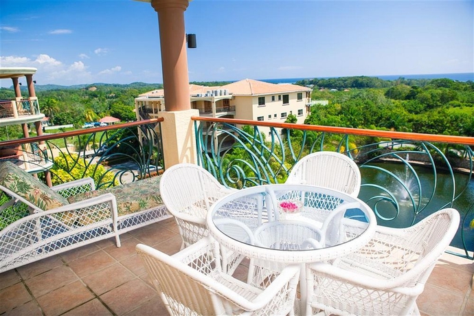 Imagen de los exteriores del Hotel Clarion Suites Roatan At Pineapple Villas. Foto 7