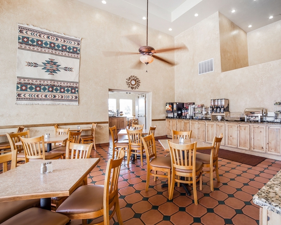 Imagen del bar/restaurante del Hotel Clarion Suites St George - Convention Center Area. Foto 4