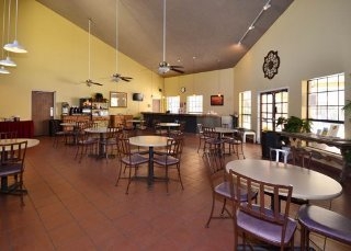 Imagen del bar/restaurante del Hotel Clarion Suites Yuma. Foto 7