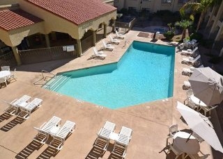 Imagen de la piscina del Hotel Clarion Suites Yuma. Foto 11