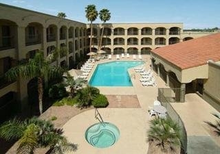 Imagen de la piscina del Hotel Clarion Suites Yuma. Foto 12