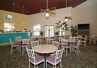 Imagen del bar/restaurante del Hotel Clarion Suites Yuma. Foto 8