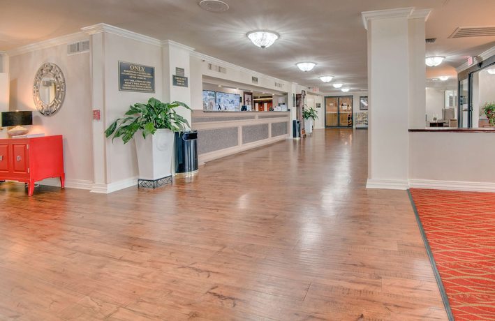 Imagen de los interiores del Hotel Clarion & Suites Metairie. Foto 17