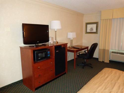 Imagen de la habitación del Hotel Clarion and Conference Center. Foto 8