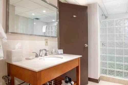 Imagen de la habitación del Hotel Clarion and Conference Centre. Foto 8