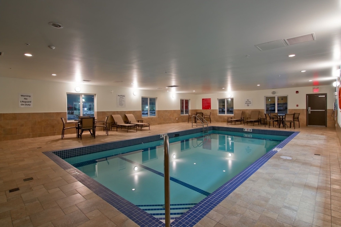 Imagen de la piscina del Hotel Clarion and Conference Centre. Foto 16