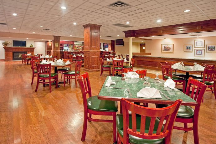 Imagen del bar/restaurante del Hotel Clarion and Convention Center Joliet. Foto 4