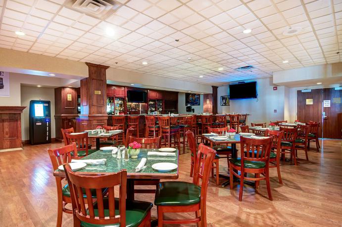 Imagen del bar/restaurante del Hotel Clarion and Convention Center Joliet. Foto 5