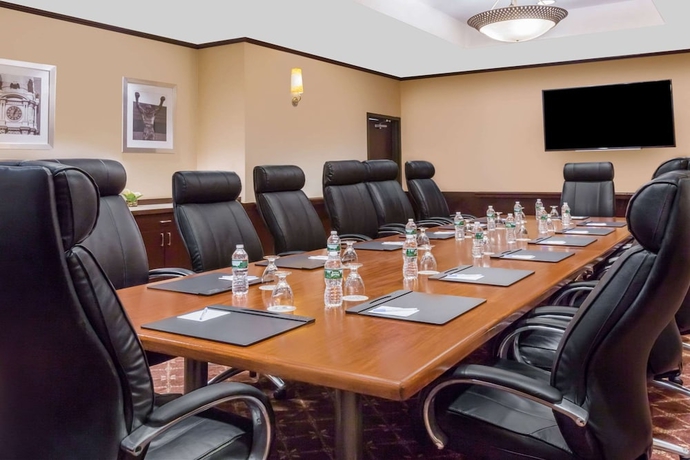 Imagen de los interiores del Hotel Clarion and Suites, Mount Laurel. Foto 19