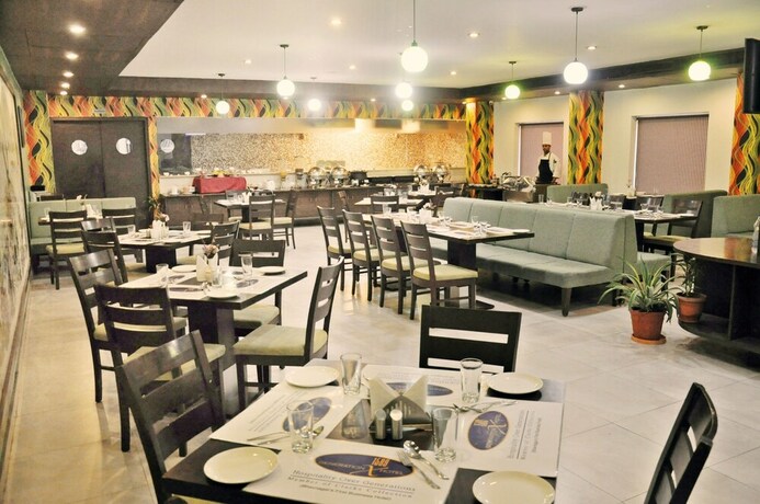 Imagen del bar/restaurante del Hotel Clarks Collection Bhavnagar. Foto 15