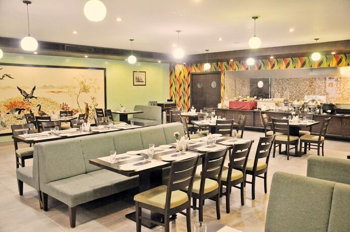 Imagen del bar/restaurante del Hotel Clarks Collection Bhavnagar. Foto 18