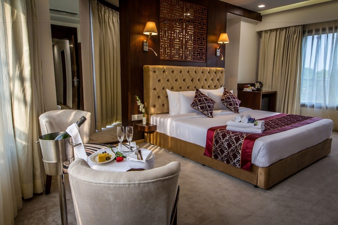 Imagen de la habitación del Hotel Clarks Inn Suite Gwalior. Foto 8
