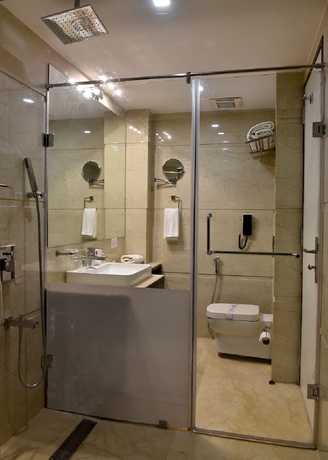 Imagen de la habitación del Hotel Clarks Inn Suite Gwalior. Foto 12