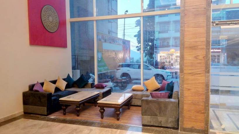 Imagen de los interiores del Hotel Clarks Inn Suites Katra. Foto 17