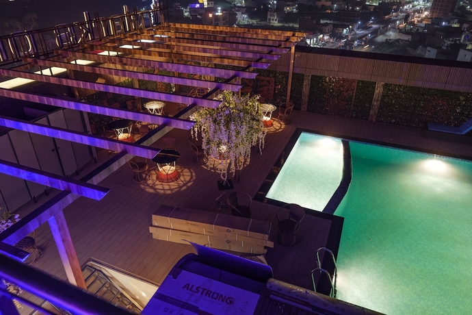 Imagen de la piscina del Hotel Clarks Premier Kota. Foto 19