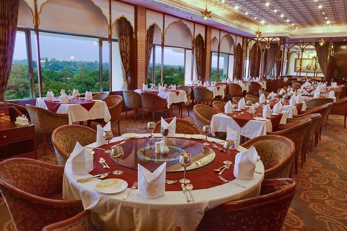 Imagen del bar/restaurante del Hotel Clarks Shiraz. Foto 3