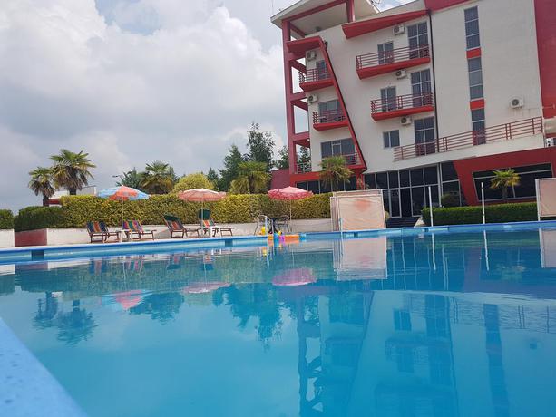 Imagen de la piscina del Hotel Class, Vorë. Foto 12