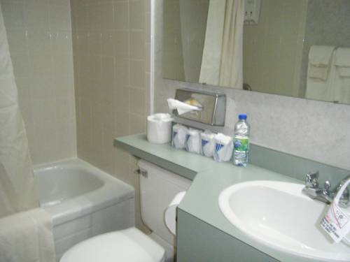 Imagen de la habitación del Hotel Claymore Inn And Suites. Foto 14