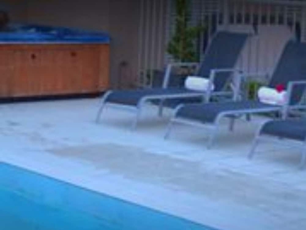 Imagen de la piscina del Hotel Clear Ridge Apartments. Foto 19