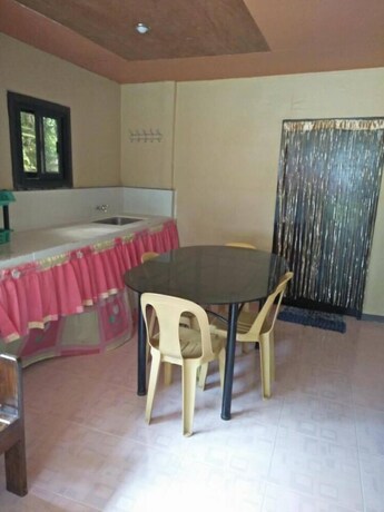 Imagen del bar/restaurante del Hotel Clemente's Garden and Resort. Foto 6