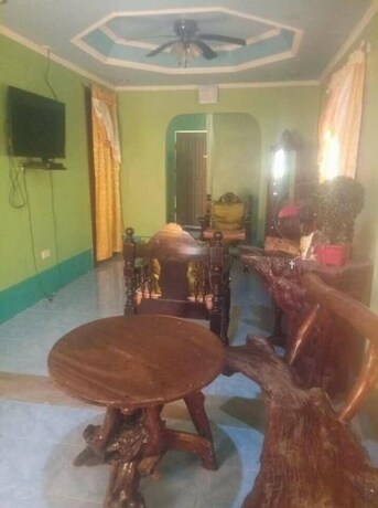 Imagen de los interiores del Hotel Clemente's Garden and Resort. Foto 18