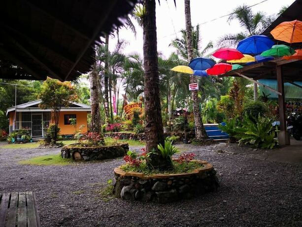 Imagen de los exteriores del Hotel Clemente's Garden and Resort. Foto 14