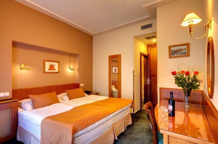 Imagen de los exteriores del Hotel Clementin. Foto 11