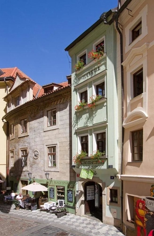 Imagen de los exteriores del Hotel Clementin. Foto 14