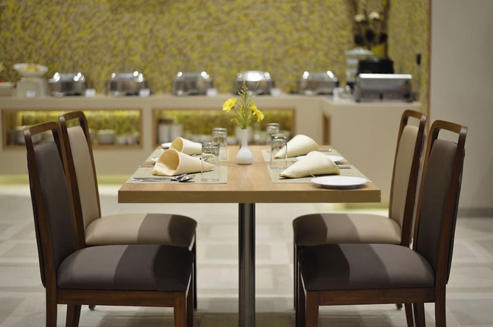 Imagen del bar/restaurante del Hotel Click Bhuj. Foto 3