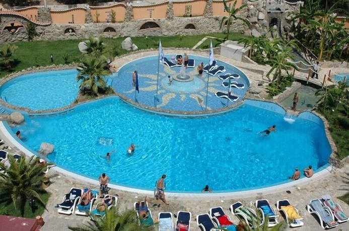 Imagen de la piscina del Hotel Cliffs. Foto 15