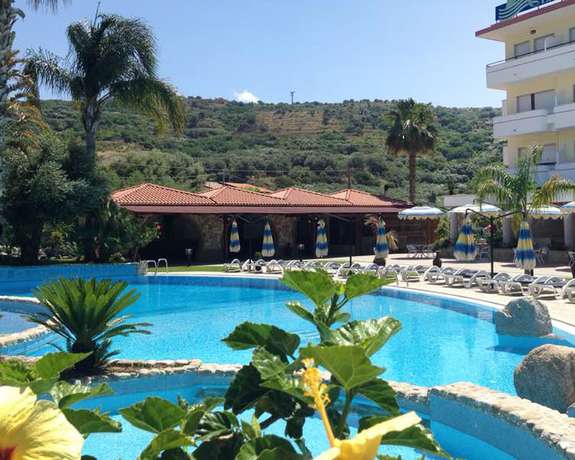 Imagen de la piscina del Hotel Cliffs. Foto 16