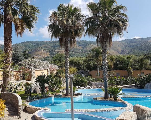 Imagen de la piscina del Hotel Cliffs. Foto 18
