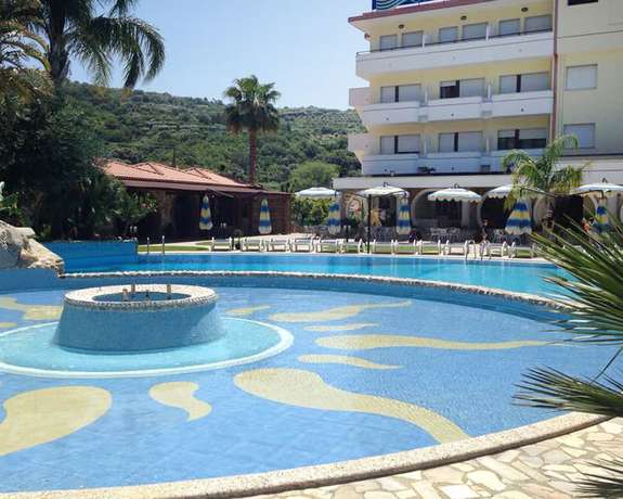 Imagen de la piscina del Hotel Cliffs. Foto 20