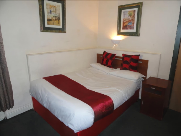 Imagen de la habitación del Hotel Clifton Court. Foto 11