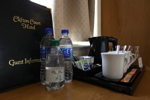 Imagen de la habitación del Hotel Clifton Court Metro. Foto 11