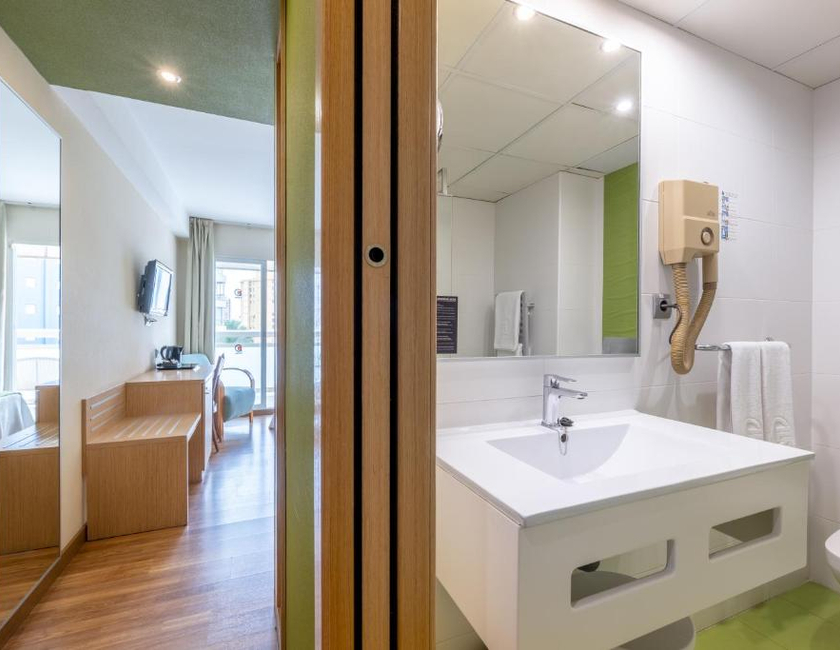 Imagen de la habitación del Hotel Climia Benidorm Plaza. Foto 8