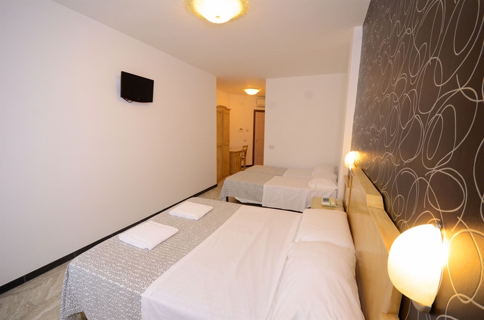 Imagen de la habitación del Hotel Clinton. Foto 7